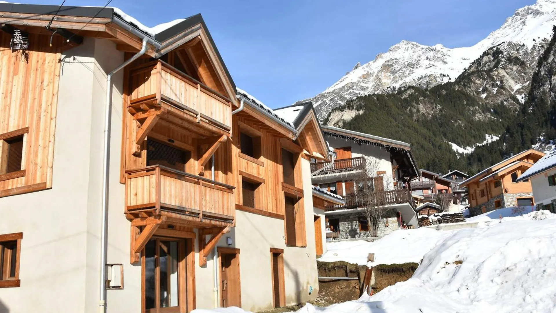 Beau 2 Pieces Neuf, Balcon Sud, Proche Pistes Et Commerces, Parking Inclus - Fr-1-464-141 contacts